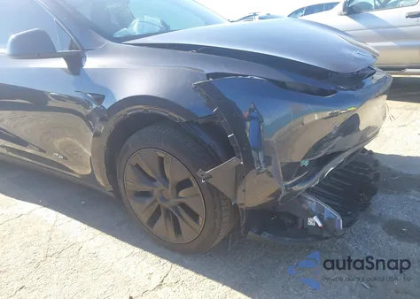 2025 Tesla Model Y Long Range Dual Motor All-Wheel Drive z USA, uszkodzony, nr VIN 7SAYGDEE2SF260465